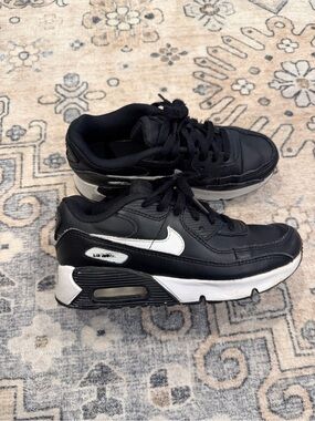 Nike Black and White Air Max Sneakers with Swoosh Detail size 3Y